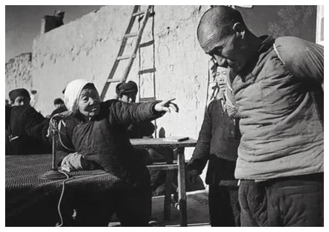 1951年批斗地主场景,图3地主跪在地上,图6分发财物|青海|没收|地主