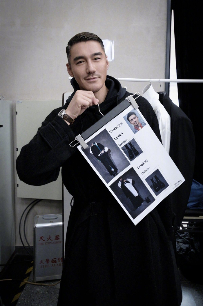 初代超模胡兵重回t台走秀我没看错吧那个男人回来了