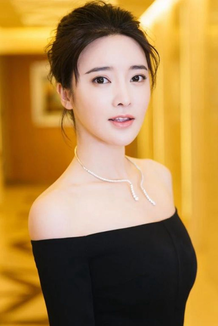 演员张璇，时尚百变气质端庄，好身材令人羡慕！