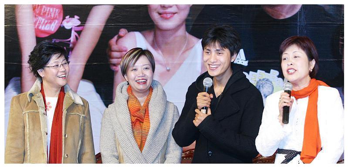 母亲李小婉曾经挖掘和培养了陈坤周迅等人,干妈李少红更不用说,大名