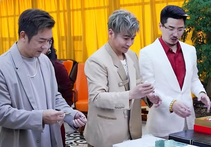 国岳夫妇女儿百日宴给宝宝戴金锁封三瓶5万茅台陈浩民撑场