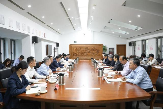 中国政法大学一行赴求是杂志社调研座谈