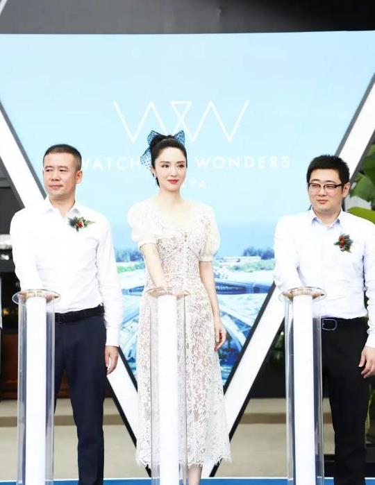 40岁董璇晒新照穿肤色镂空裙美到不敢认扎蝴蝶结发带太可爱