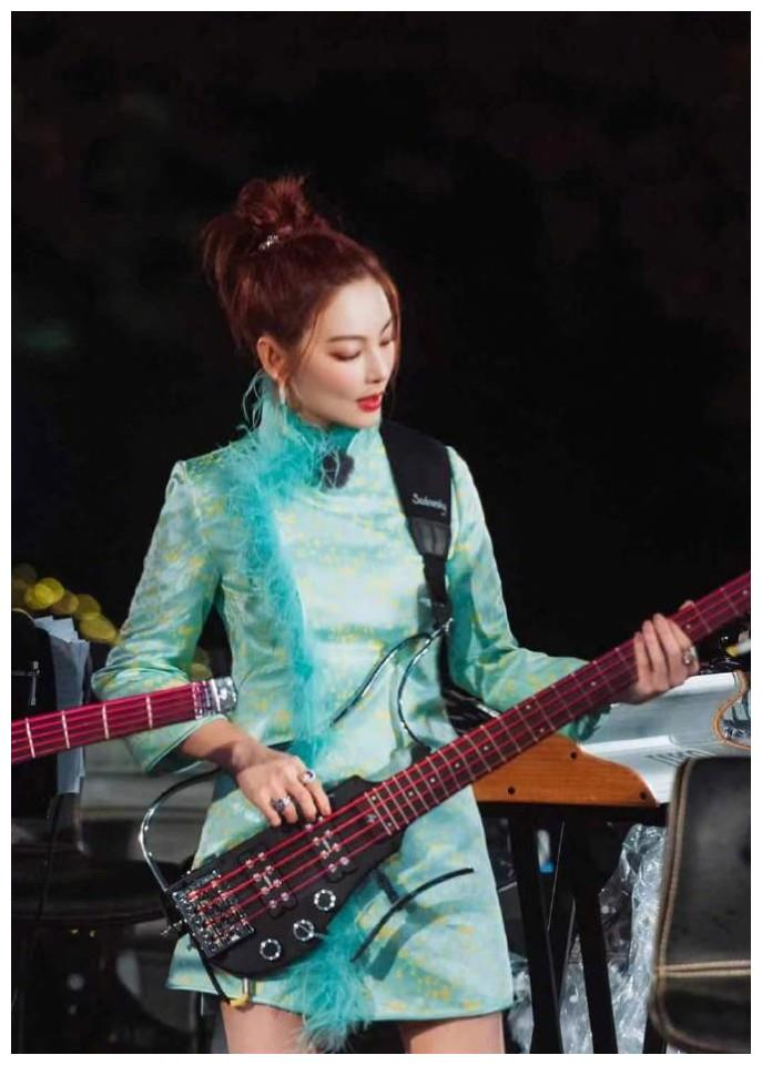 张雨绮穿旗袍曲线优越扎丸子头俏皮可爱