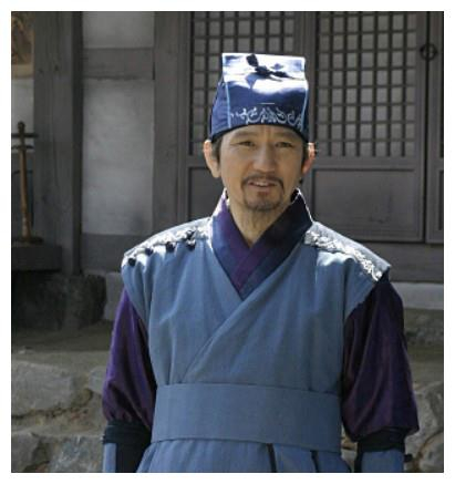 年12月份,因在红遍亚洲的韩剧《大长今》中饰演尚膳大人一角而闻名