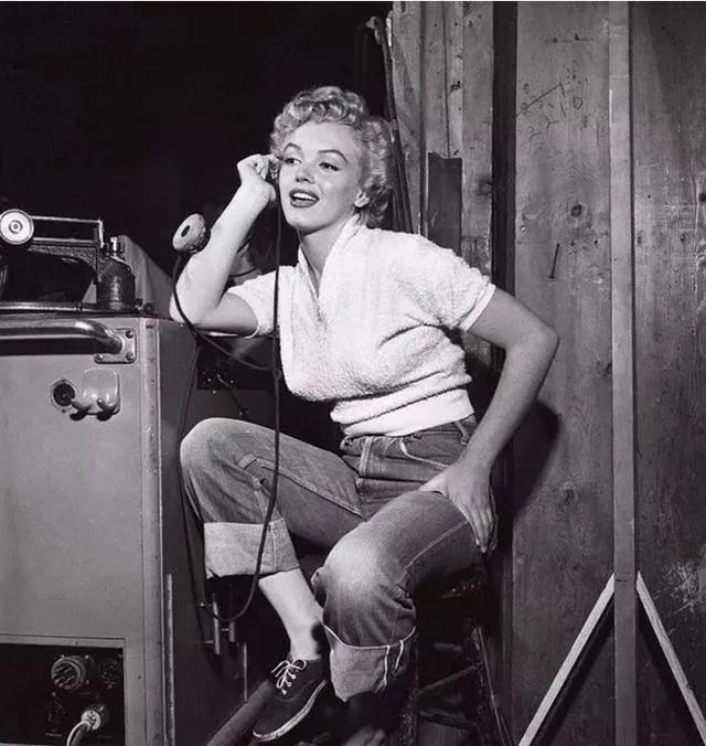 牛仔裤的演变:女性力量的时尚印记