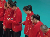 颁奖典礼竟然看手机？中国女排精气神太差，怪不得输给日本