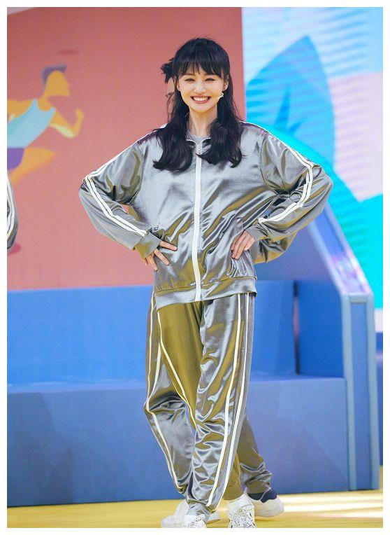 郑爽的漫画腿真是绝了瘦到只能穿堆堆袜