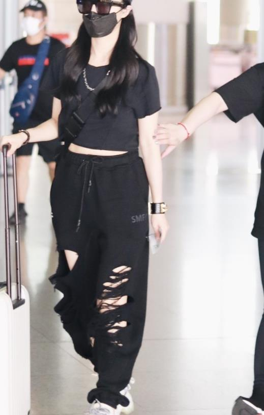 "薇娅"才是最时髦的主播,穿一身黑走机场,"烂裤子"太抢眼