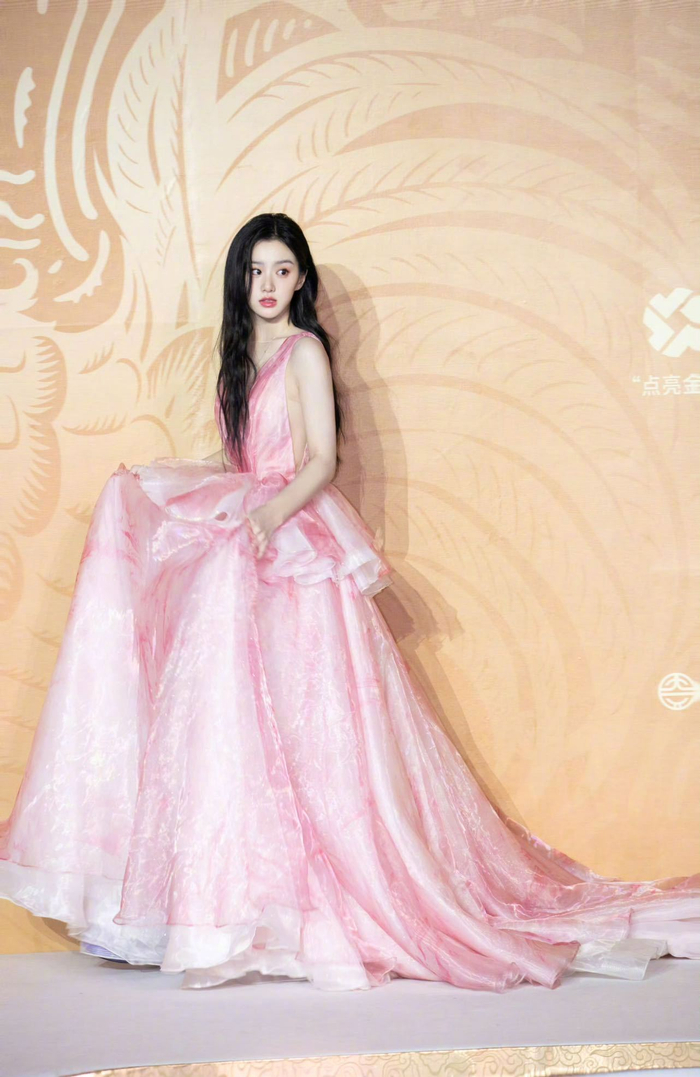 包上恩金鸡造型好美一袭桃粉色长裙宛如公主