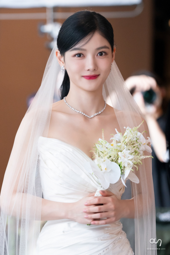 韩国女艺人金裕贞为新剧《我的恶魔》拍摄婚纱照