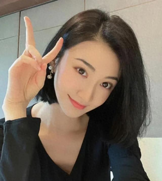 景甜短发新造型亮相,时尚短发诠释别样魅力