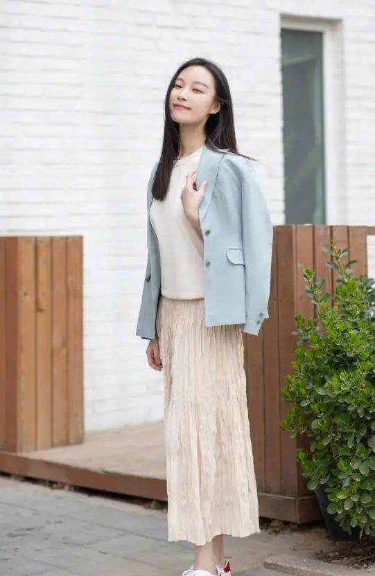 倪妮不愧是气质女神,难穿的蛋糕裙都可以驾驭,充满高级感