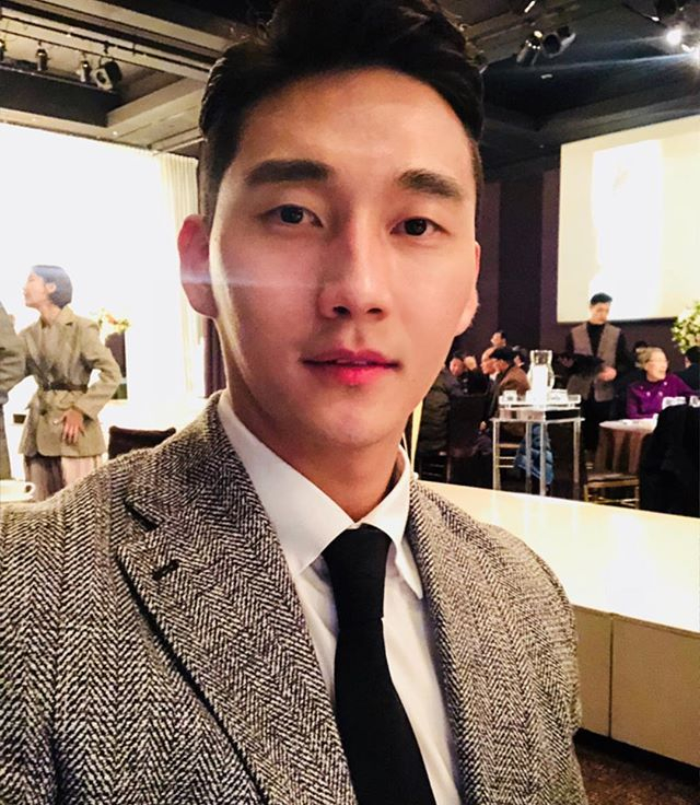 高大帅气的西装斯文型男,没想到肌肉也很坚实