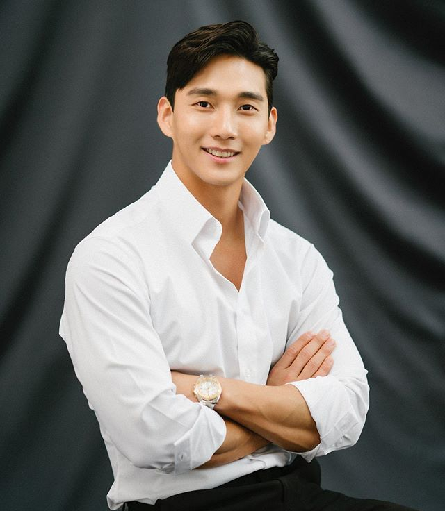 高大帅气的西装斯文型男,没想到肌肉也很坚实