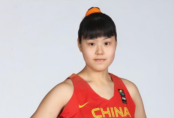中国女篮14号李月汝图片