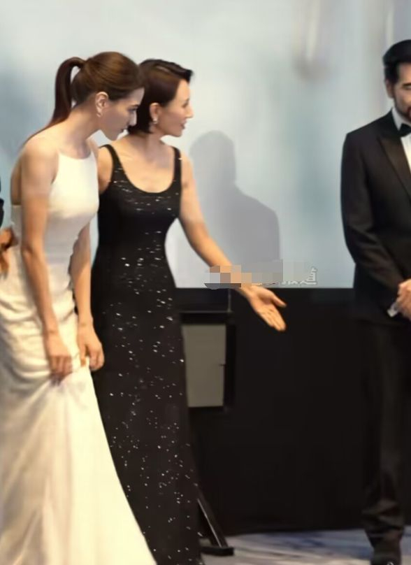 《封神》举行首映礼，女主角娜然现场表演舞蹈，近照撞脸迪丽热巴|费翔|电影海报|妲己|袁泉|导演_新浪新闻