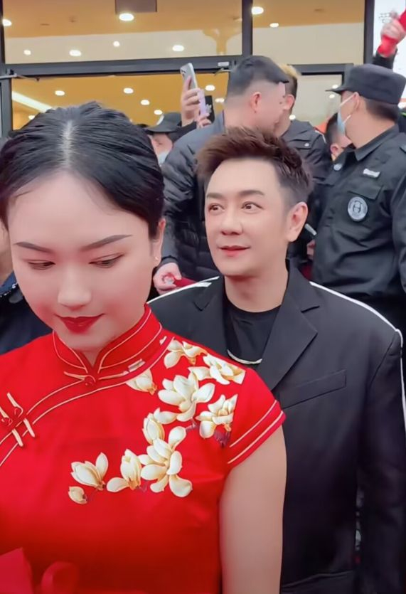 网红沈曼新公司开业,身材圆润双下巴明显,近照撞脸刘大美人