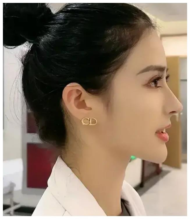 一名90后年轻貌美的医生爆红网络五官端正肤白貌美