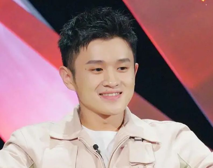 值得一提的是,王冕登上热搜后,脱口秀演员王勉也受到波及,不少网友都