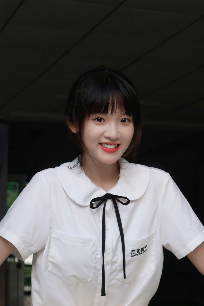 张淼怡超可爱剧照校服穿搭青春无敌少女马尾清爽夏日