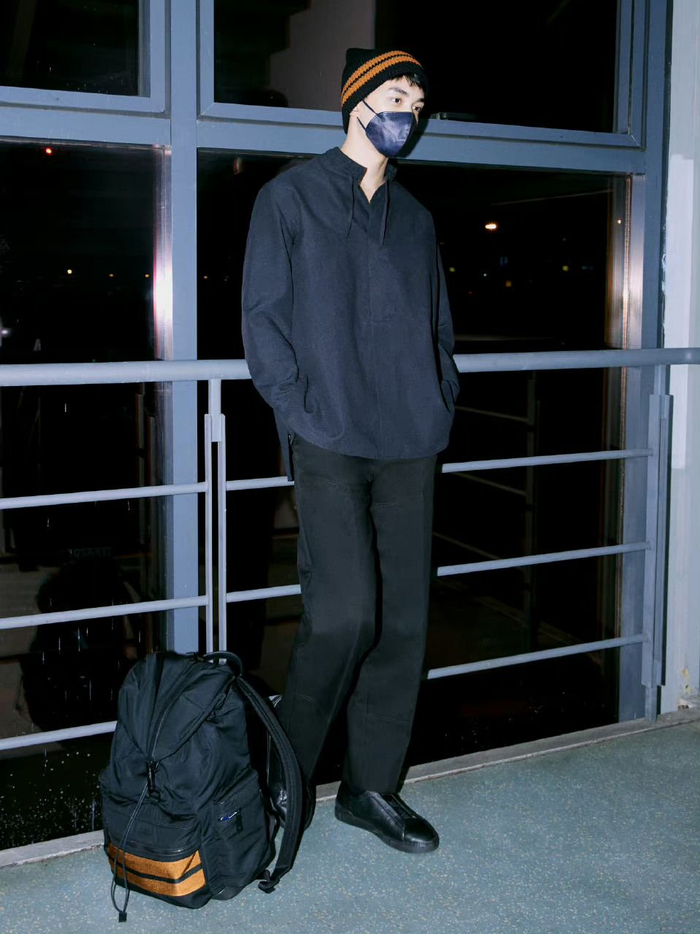 吴磊身着zegna黑色棉质混纺guru领长袖衬衫