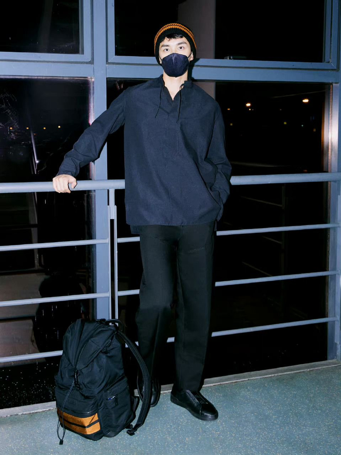 吴磊身着zegna黑色棉质混纺guru领长袖衬衫