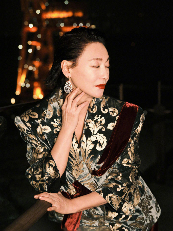 惠英紅身着鎏金吴带套装,出席vogue时尚之力盛会红毯