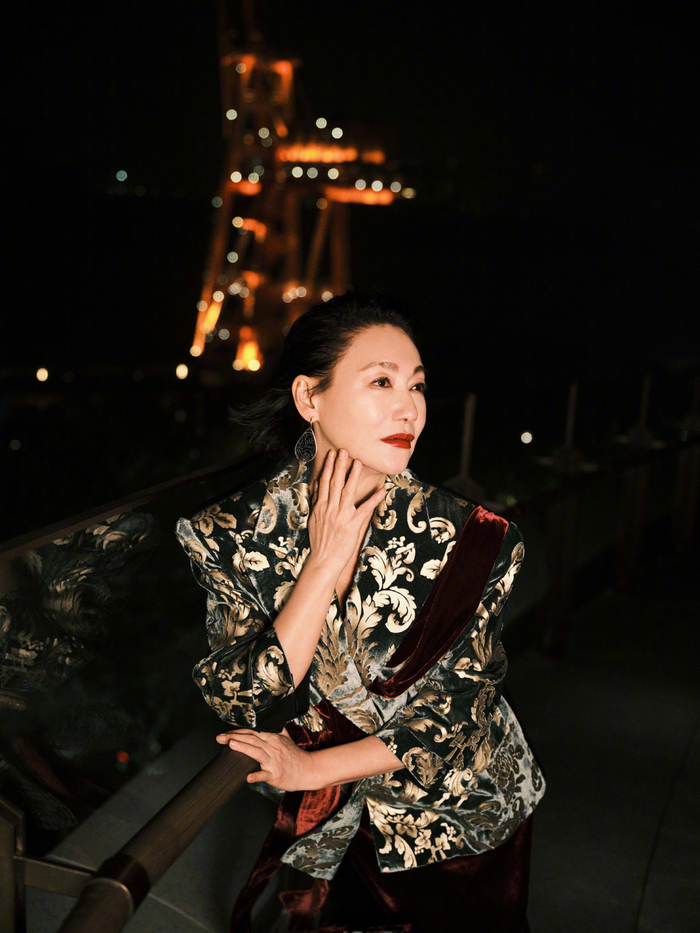 惠英红身着鎏金吴带套装出席vogue时尚之力盛会红毯