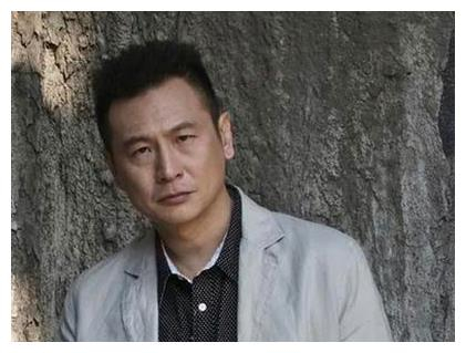 “隐形富豪”张世:曾出演“赵高”走红,今54岁为妻子买地种菜_新浪新闻