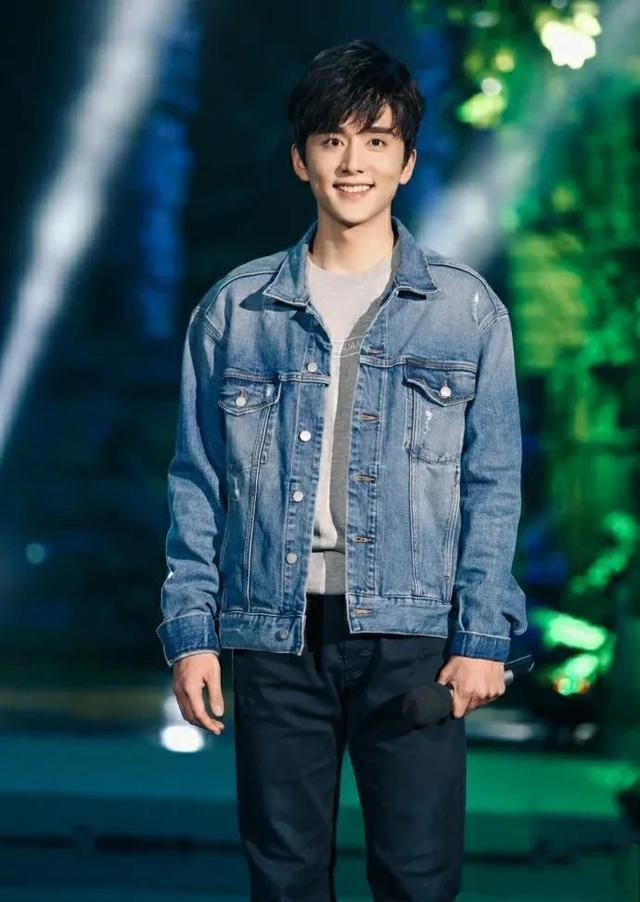 小清新男神帅哥张新成学生模样超级可爱绝对的阳光校草级男神