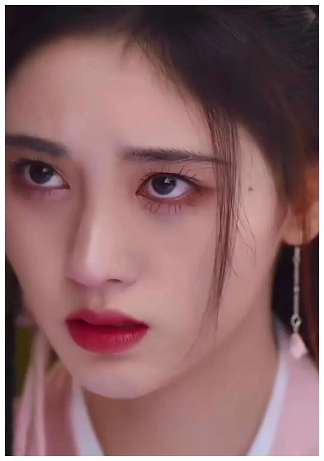 《如意芳霏》鞠婧祎眼妆好夸张,眼睫毛都刷成蜘蛛腿了,看着出戏__财经