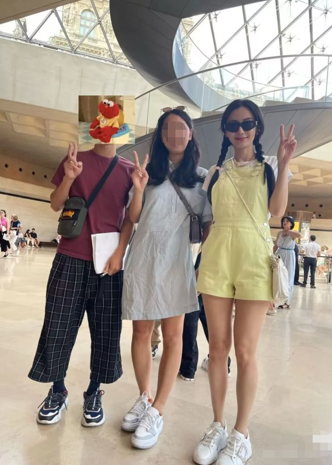 卢浮宫偶遇baby母子,麻花辫造型宛如少女,小海绵近照像黄晓明|海绵