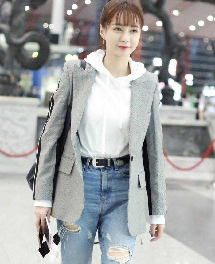 沈梦辰是搭配高手西装白色卫衣搭牛仔裤照穿甩朋友圈几条街