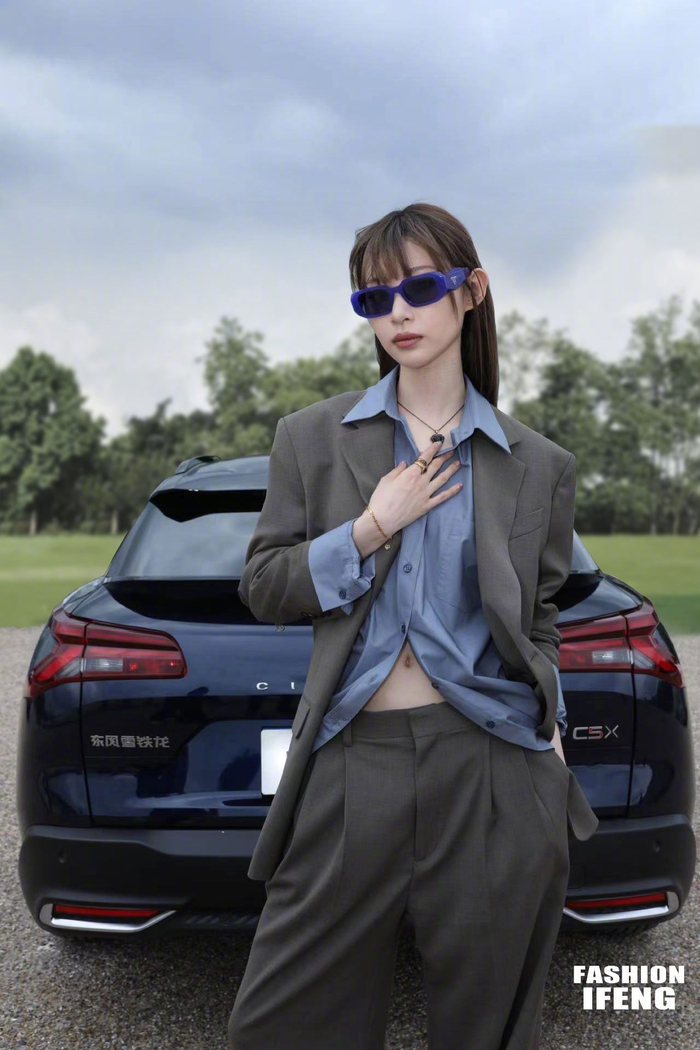 痞幼一身灰色西装低调优雅,极夜蓝点缀点亮整体