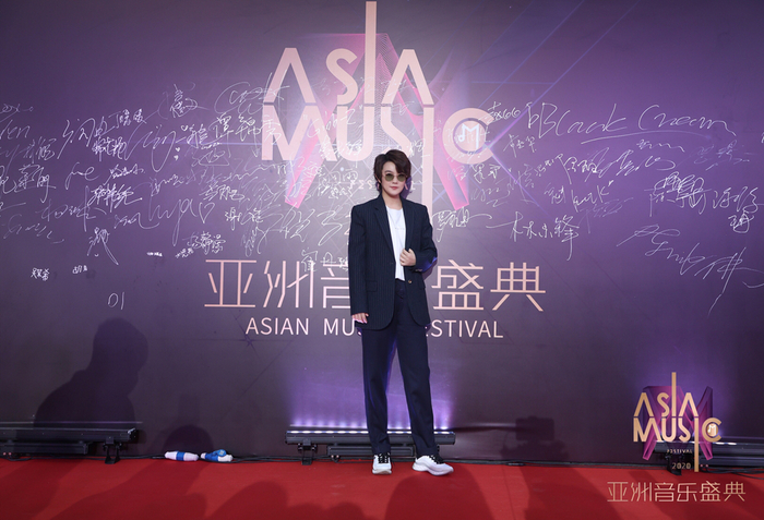 刘力扬藏青色条纹西服亮相 获年度最佳唱作女歌手