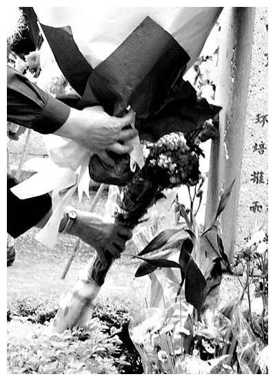 老照片：向秀丽舍身救火烧伤照 让人潸然泪下，牺牲时年仅26岁|爆炸|向秀丽|救火