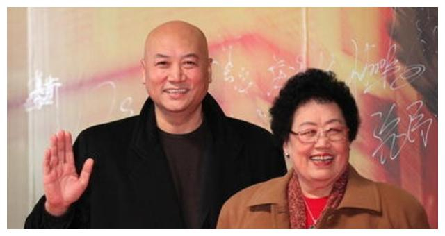 他因饰演唐僧而成名,后娶了大龄女富豪,家中一把椅
