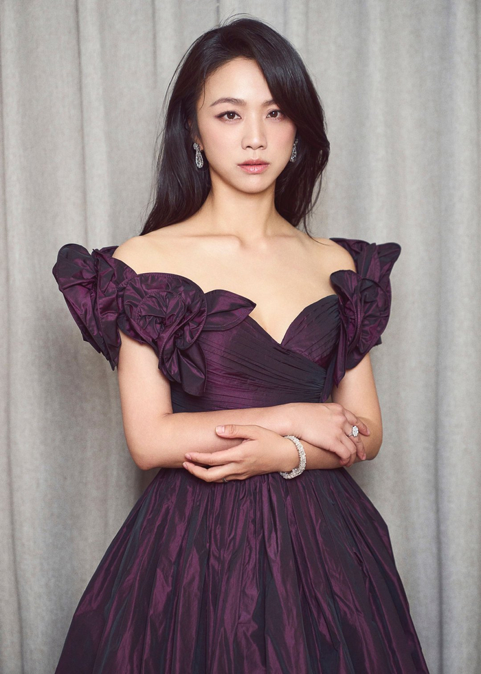 汤唯身穿 elie saab 2024秋冬系列深紫色古典礼服裙亮相