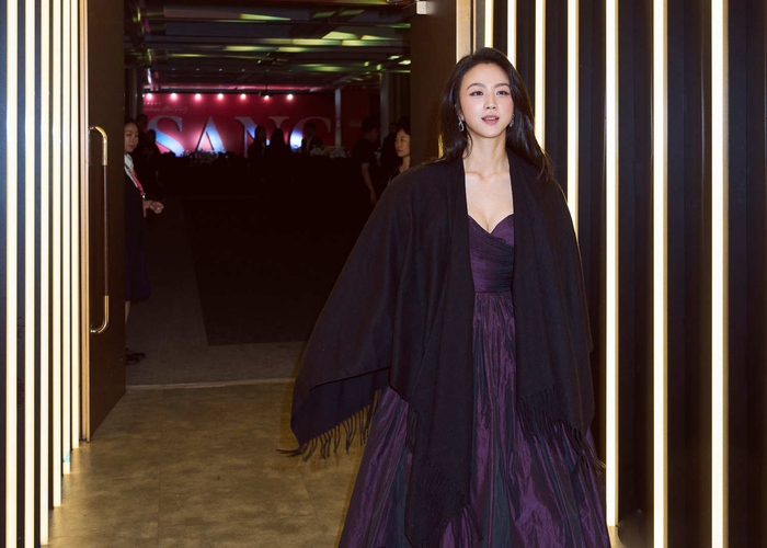 汤唯身穿 elie saab 2024秋冬系列深紫色古典礼服裙亮相