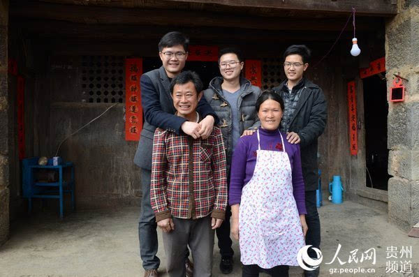 但三兄弟非常争气,老大罗甲渊在2016年重庆大学博士毕业,放弃了"某