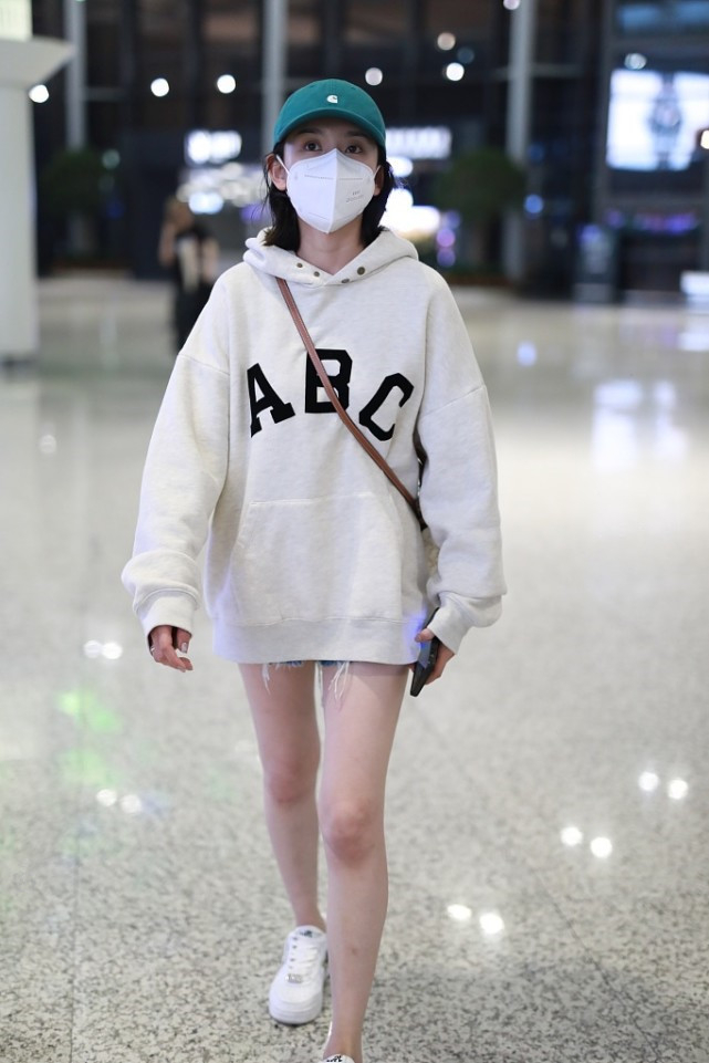 宋祖儿穿白色卫衣搭牛仔短裤清爽整洁这才是年轻女孩的样子