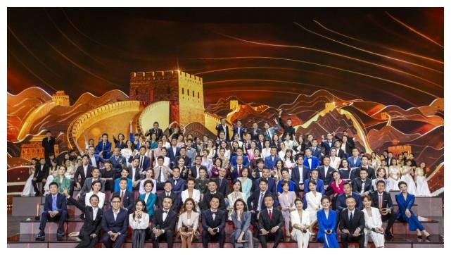 这次合影中,稳坐c位的是央视主持人董卿,对于董卿占据c位,恐怕没有人