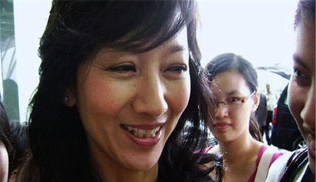 70岁赵雅芝庆生,头戴皇冠一袭红裙似少女,引起网友热议|雅芝|赵雅芝