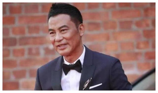 但是可以肯定的是,向华强再厉害,也不敢惹另外一个男星——任达华.