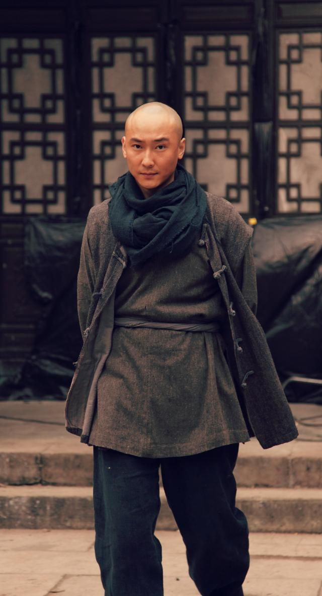 37岁演员周瑞曝存款仅5位数,住10平米房无空调|存款|周瑞|演员_新浪