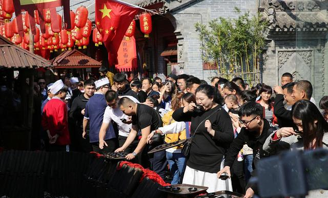 西安永兴坊摔碗酒,去年爆火,为什么今年无人问津了?|西安市|景点|酒碗|手机|游客_新浪新闻