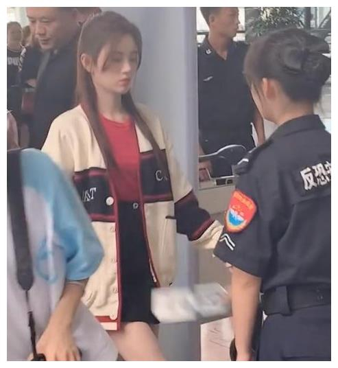 都在吐槽鞠婧祎长得矮,过安检被路人抓拍到生图,看出真实身高