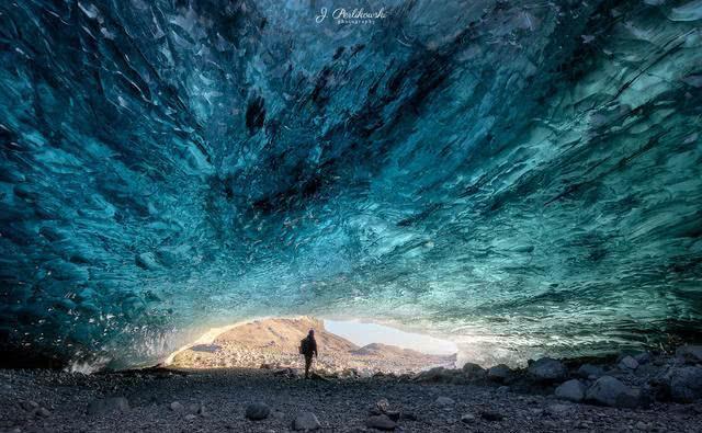 他徒步两个小时抵达冰岛洞穴，捕捉大自然的野性力量