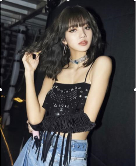 Lisa不愧为泰国万人迷,穿衣服搭配和普通人不一样,值得学习